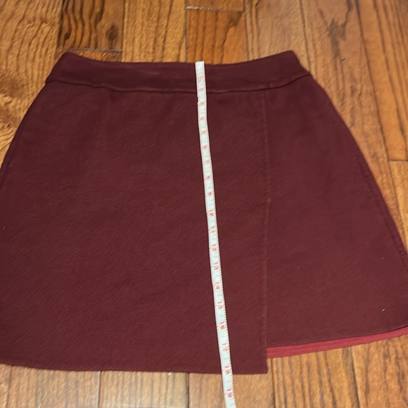 Uniqlo bordeaux color skirt - Picture 5 of 5